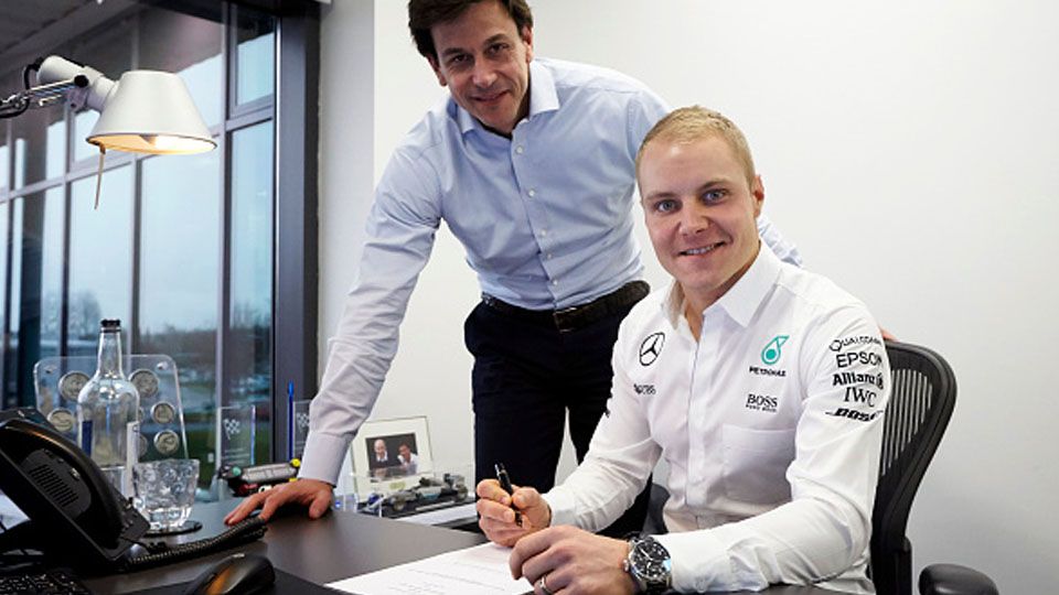 Valtteri Bottas (kanan) saat menandatangani kontrak Mercedes bersama Toto Wolff. Copyright: © Steve Etherington/Getty Images